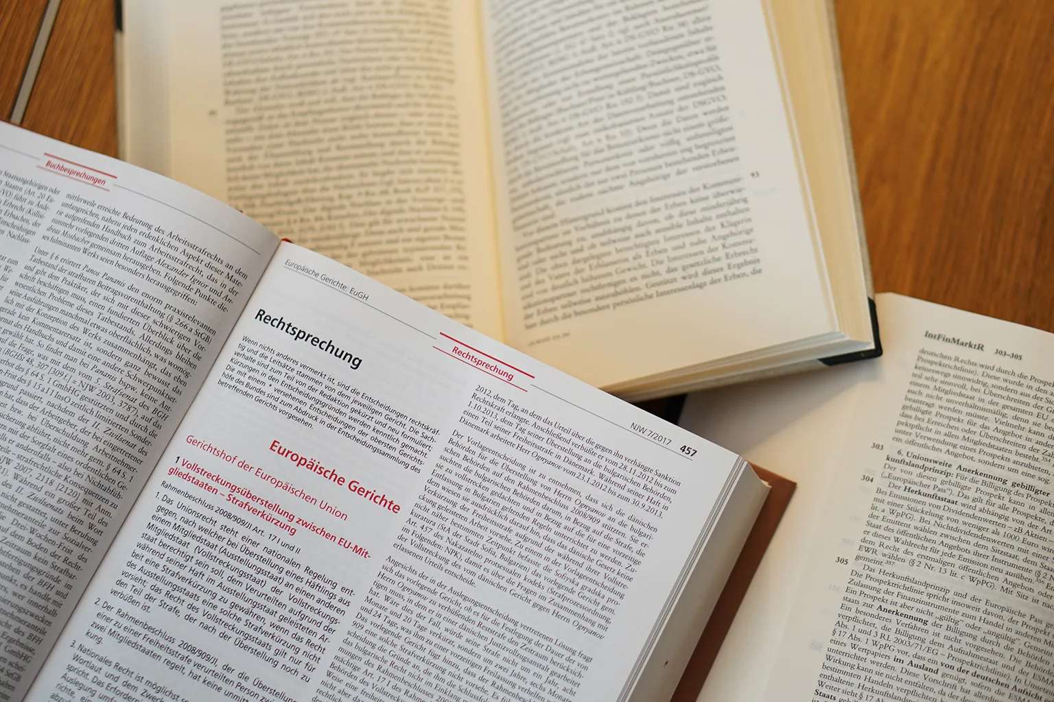Gesetzbücher und juristische Fachliteratur in der Kanzlei Wilde