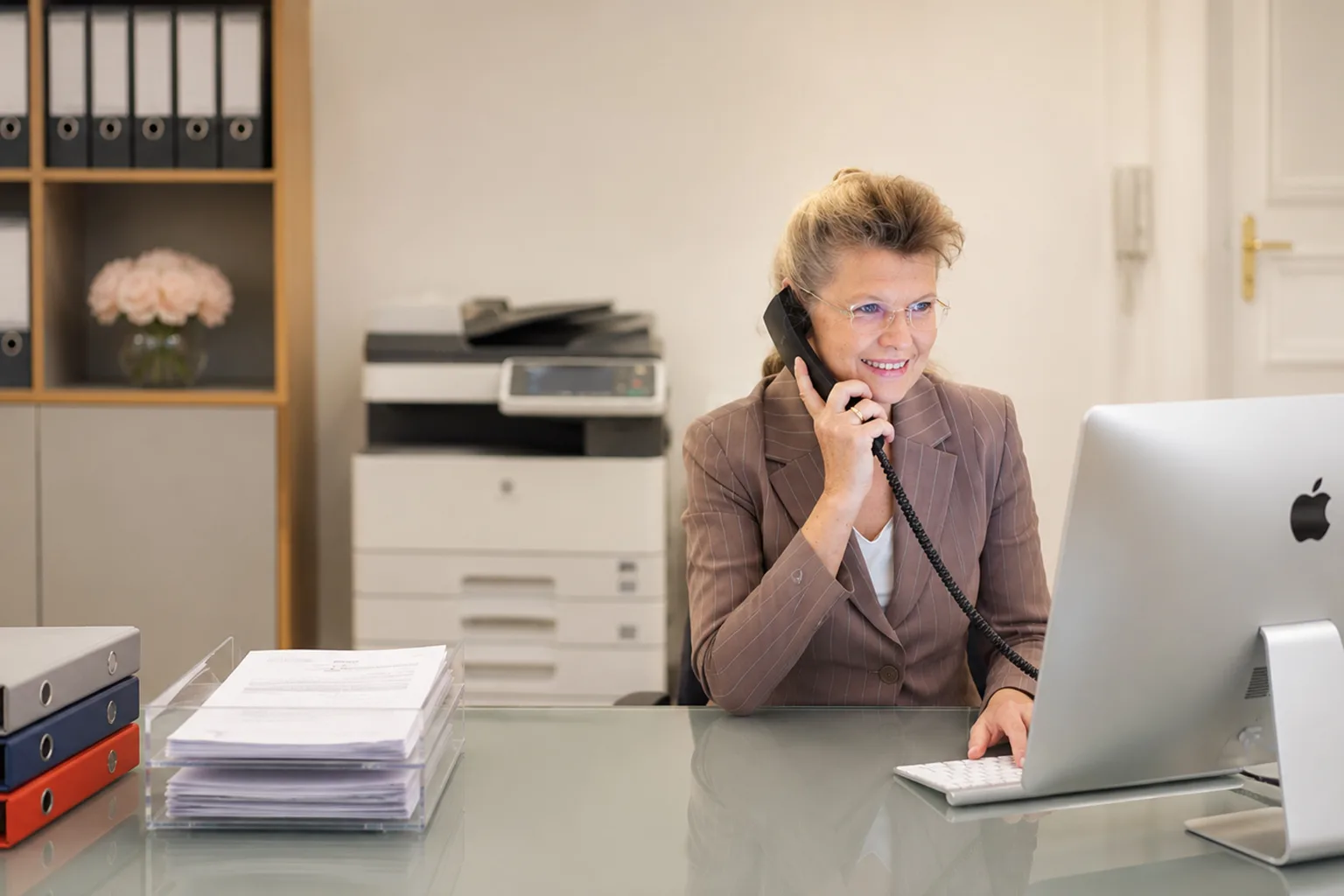 Kanzleiassistentin Angelika Graf am Telefon bei der Arbeit in der Kanzlei Wilde