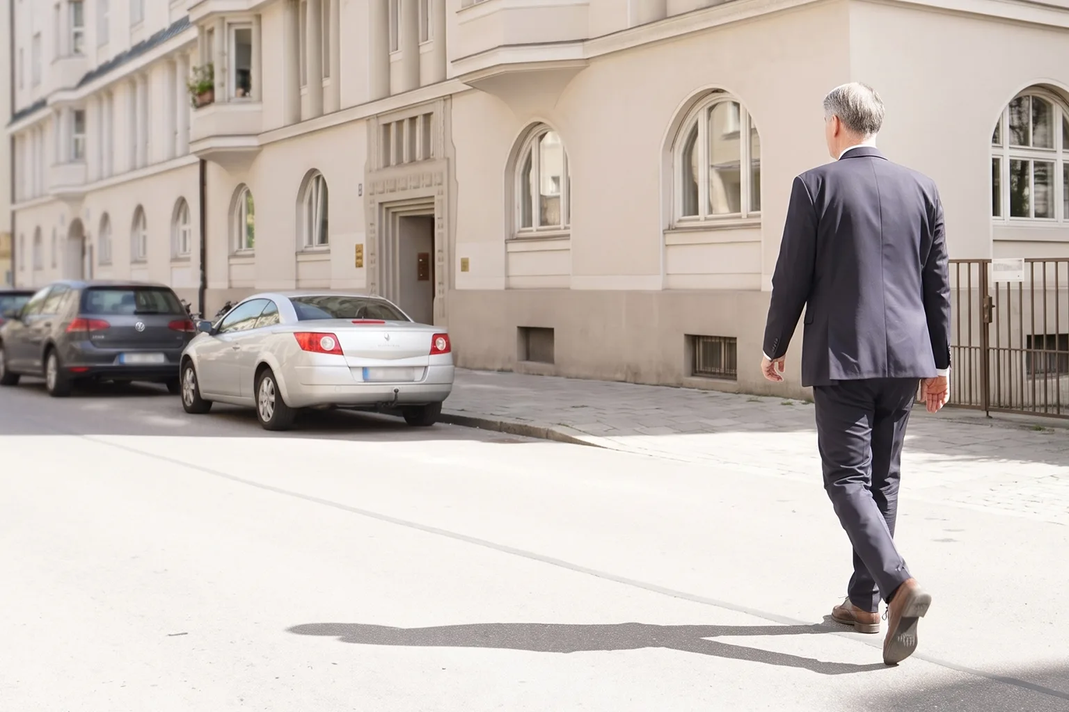 Rechtsanwalt Markus Wilde an seiner Kanzlei in der Ohmstraße München